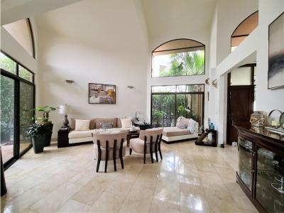 Casa con exuberante belleza en condominio Valle del Sol Santa Ana, 300 mt2, 5 recamaras
