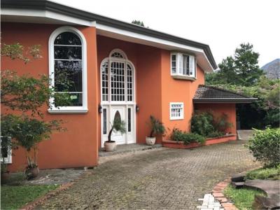 Elegante casa con jardines en Los Laureles, Escazú, en venta, 430 mt2, 3 recamaras