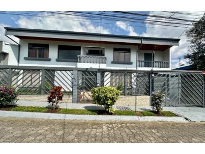 Venta de casa en residencial cerrado en Santa Marta, Montes de Oca, 320 mt2, 5 recamaras