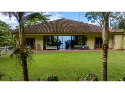 Casa con vista al mar y entorno de selva tropical Escaleras Dominical, 446 mt2, 5 recamaras