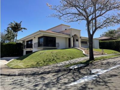 Casa de lujo en venta por Intel, La Cañada, 450 mt2, 3 recamaras