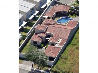 Se vende lujosa casa de una planta con piscina, Lindora (ASP), 763 mt2, 4 recamaras