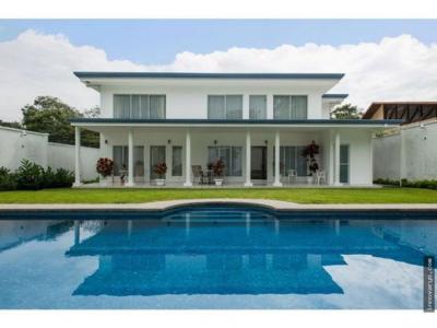 Casa con línea blanca y piscina, residencial cerrado en Brasil de Mora, 660 mt2, 5 recamaras